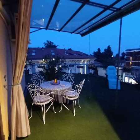 Апартаменты Terrazzo In Centro Сереньо Экстерьер фото