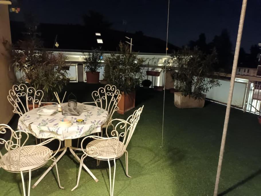 Апартаменты Terrazzo In Centro Сереньо Экстерьер фото