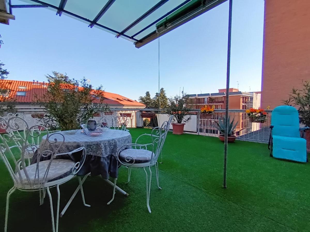 Апартаменты Terrazzo In Centro Сереньо Экстерьер фото